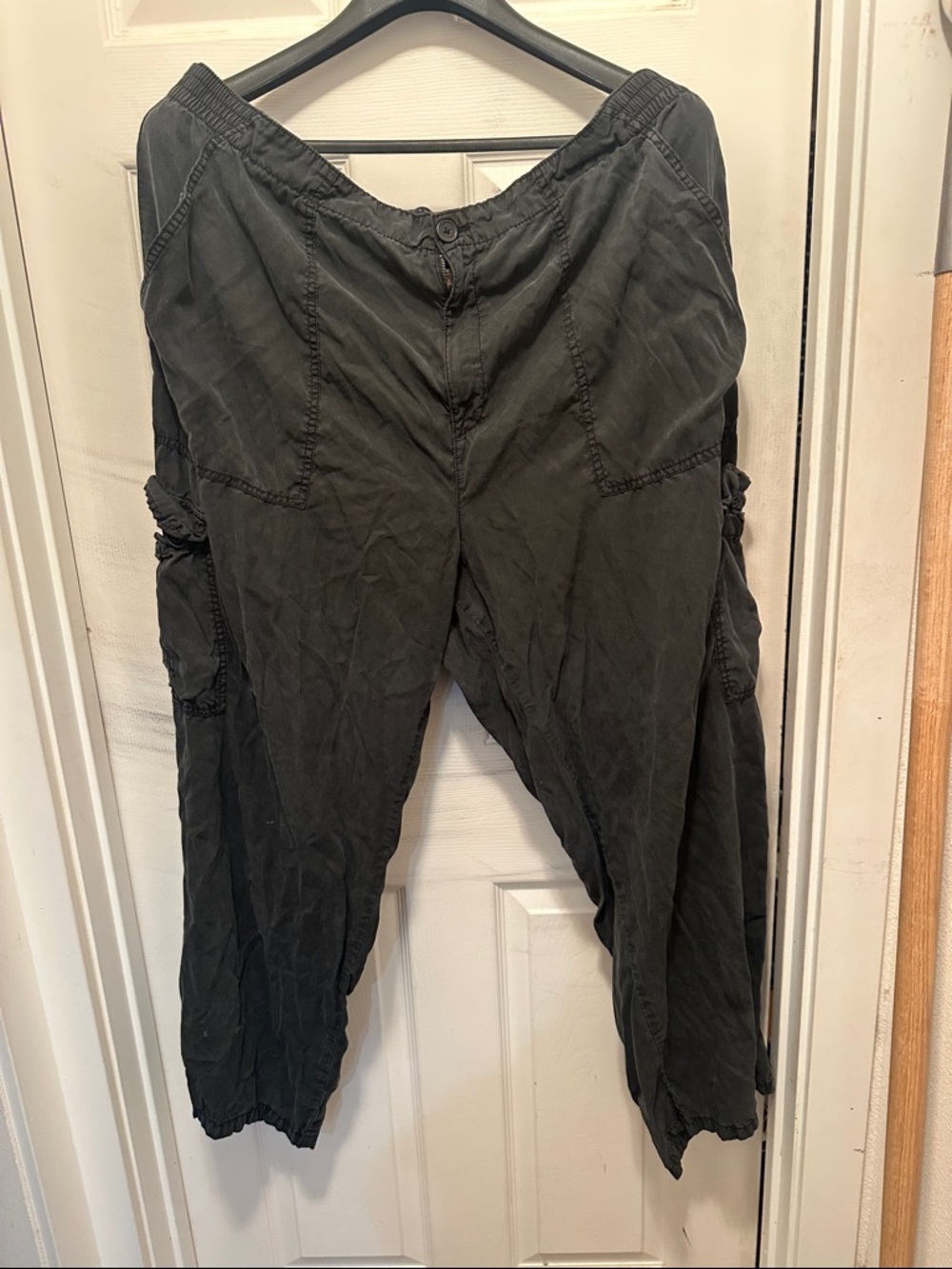 Sanctuary Casual Elastic Waist Rayon Cargo Pants in Charcoal Black